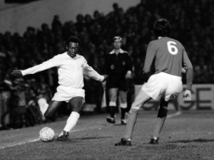 Pele' in azione nella partita Santos vs. Fulham - 1973
